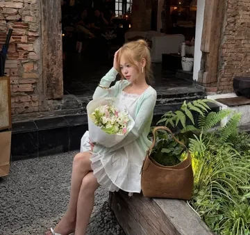 Giày Cao Gót Màu Bạc Ánh Kim Da Bóng: Xu Hướng Phối Đồ & Lưu Ý Chọn Lựa
