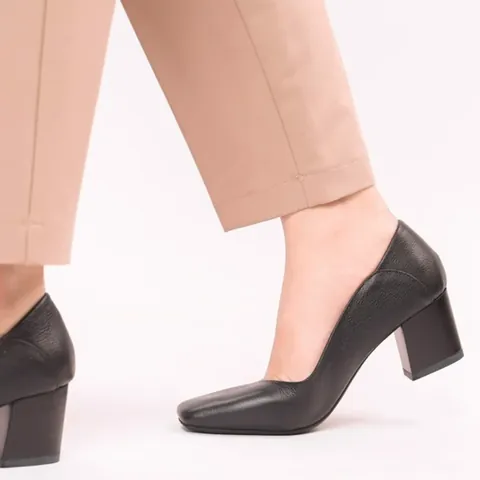 Giày Cao Gót Màu Nào Dễ Phối Đồ Nhất? Bí Kíp Chọn Màu Chuẩn Phong Cách