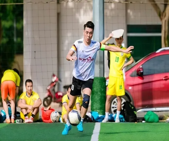 Giày Đá Bóng Cho Người Chân To Ngang: Chọn Mẫu Nào Êm Ái, Vừa Vặn & Tối Ưu Hiệu Suất Giày Đá Bóng Cho Người Chân To Ngang: Chọn Mẫu Nào Êm Ái, Vừa Vặn & Tối Ưu Hiệu Suất