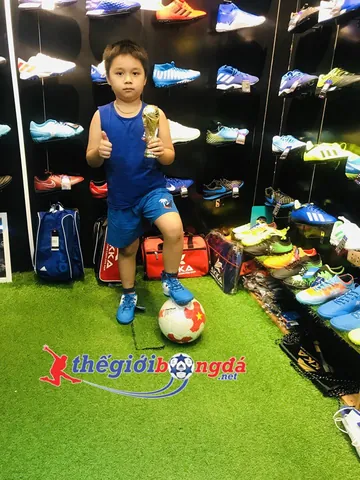 Chọn Giày Đá Bóng Cho Trẻ 10 Tuổi: Hướng Dẫn Chi Tiết Từ A-Z