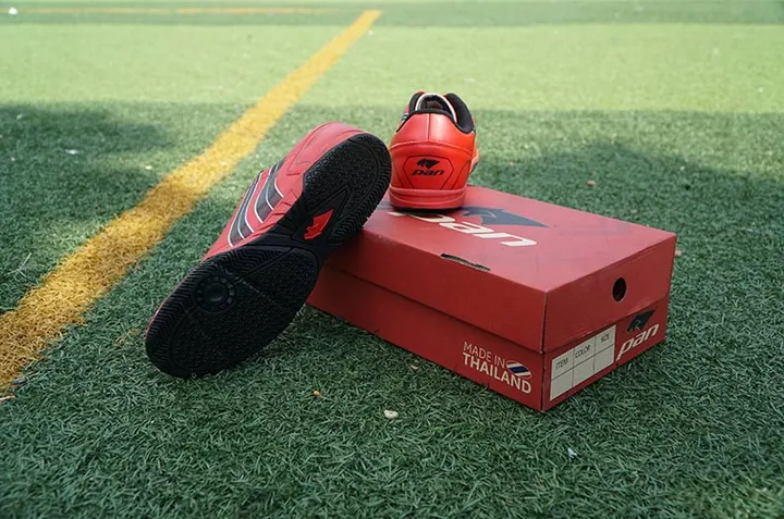 Giày Futsal Đá Sân Cỏ Nhân Tạo Được Không? Hướng Dẫn Chọn Giày Phù Hợp Giày Futsal Đá Sân Cỏ Nhân Tạo Được Không? Hướng Dẫn Chọn Giày Phù Hợp