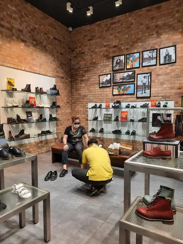 Hoàng Phúc Có Còn Bán Dr. Martens Không? Cập Nhật Tin Tức Và Địa Chỉ Mua Sắm Mới Nhất