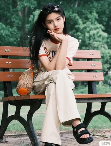Phối Đồ Với Giày Sandal Đế Bánh Mì: Hướng Dẫn Chi Tiết Cho Nàng Trendy Phối Đồ Với Giày Sandal Đế Bánh Mì: Hướng Dẫn Chi Tiết Cho Nàng Trendy