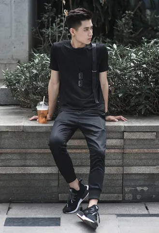 Bí Quyết Phối Đồ Với Giày Thể Thao Đen Nam: 15+ Outfit Cực Chất 2024 Bí Quyết Phối Đồ Với Giày Thể Thao Đen Nam: 15+ Outfit Cực Chất 2024