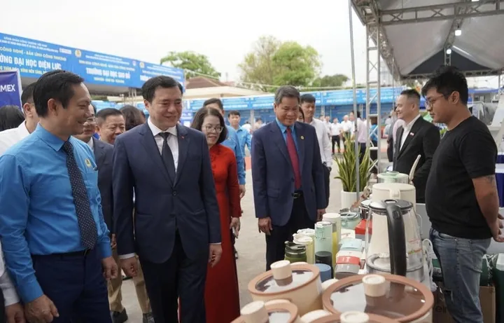 Tuyển Công Nhân Giày Da Tại Hải Phòng: Cơ Hội Việc Làm, Mức Lương & Yêu Cầu