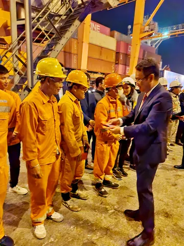 Tuyển Công Nhân Giày Da Tại Hải Phòng: Cơ Hội Việc Làm, Mức Lương & Yêu Cầu